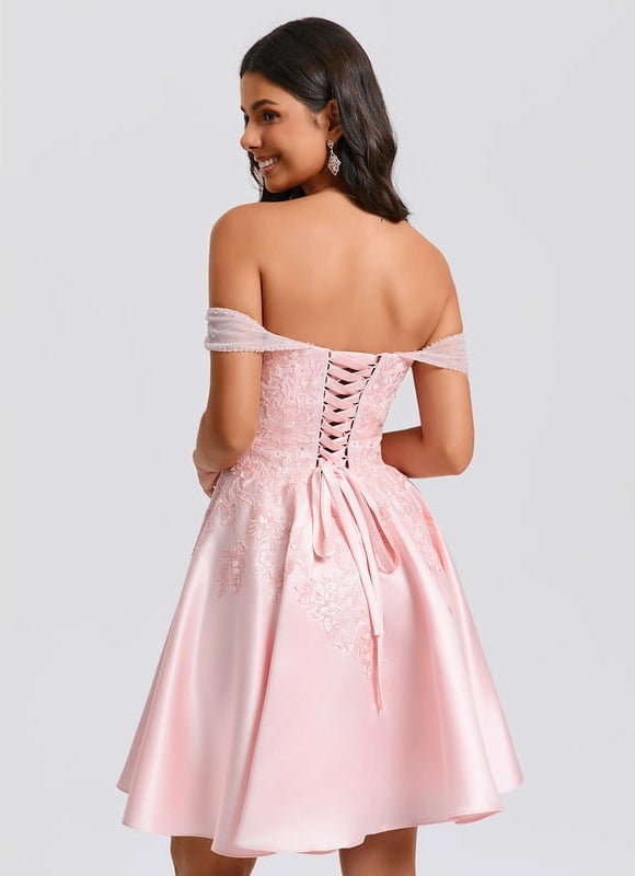 Robe Chic Satin Rose Appliquée - gallery 4
