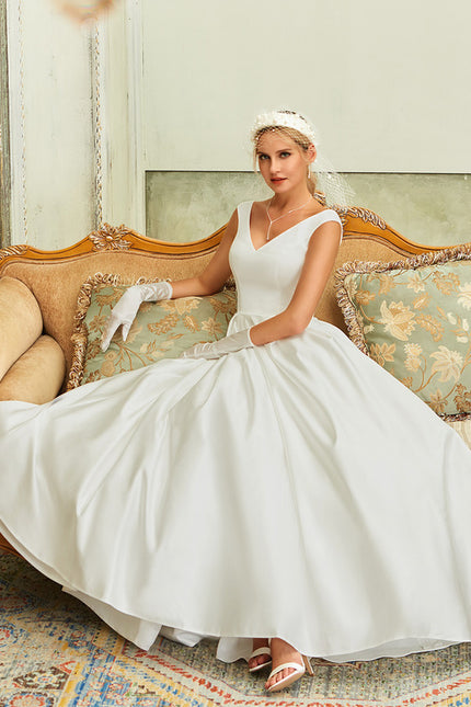 Robe Chic Blanche Satin Col V - gallery 4