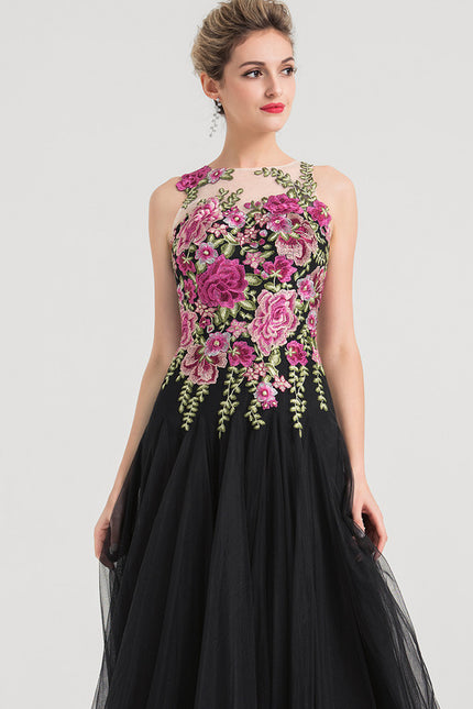 Robe Chic Noire Avec Fleurs Brodées - gallery 1