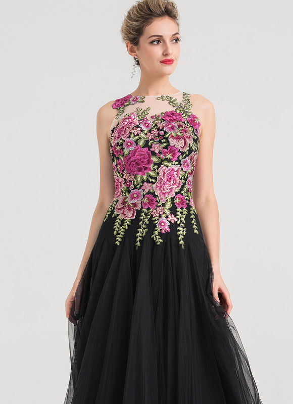 Robe Chic Noire Avec Fleurs Brodées - gallery 1