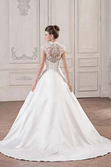Robe Chic Blanche En Satin Avec Traîne - gallery 3
