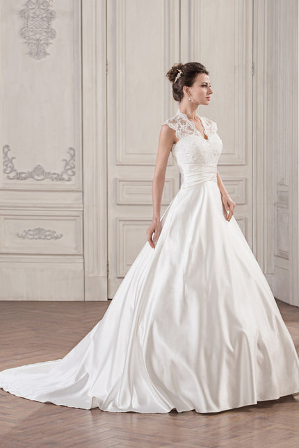 Robe Chic Blanche En Satin Avec Traîne