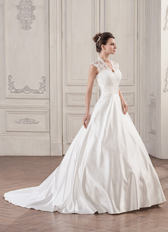 Robe Chic Blanche En Satin Avec Traîne