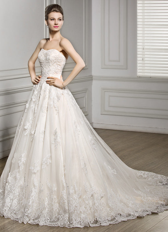 Robe Chic Blanc Élégant Avec Traîne
