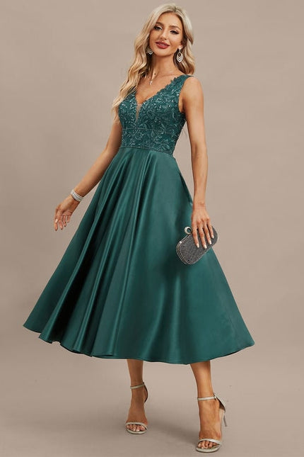 Robe Chic Satin V-Neck Charm